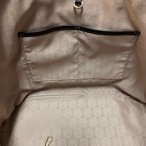 Michael Kors Snakeskin Stripe with MK Logo
Print Canvas Jet Set Travel Tote - Picture 9 of 9